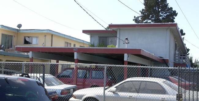 9227 Sunnyside in Oakland, CA - Building Photo - Building Photo