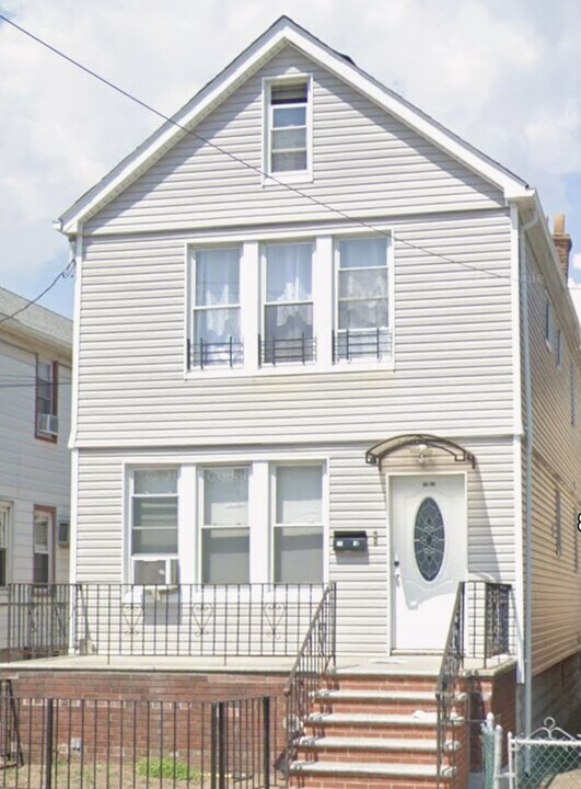 8715 Sutter Ave, Unit 2nd Floor in Ozone Park, NY - Building Photo