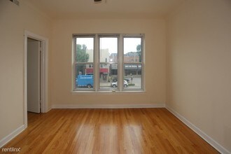 3040 N Ashland Ave-Unit -Unit 2 in Chicago, IL - Foto de edificio - Building Photo