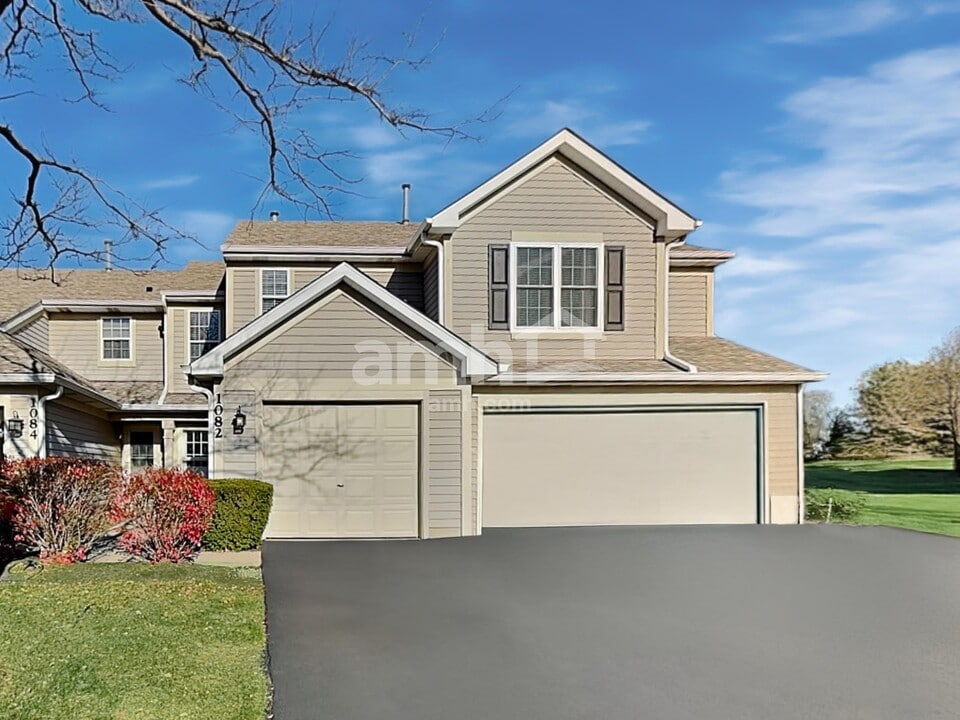 1082 Horizon Ridge Dr in Lake In The Hills, IL - Building Photo