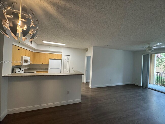 8020 N Nob Hill Rd in Tamarac, FL - Foto de edificio - Building Photo