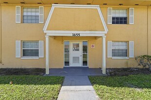 1655 W Oak Ridge Rd in Orlando, FL - Building Photo
