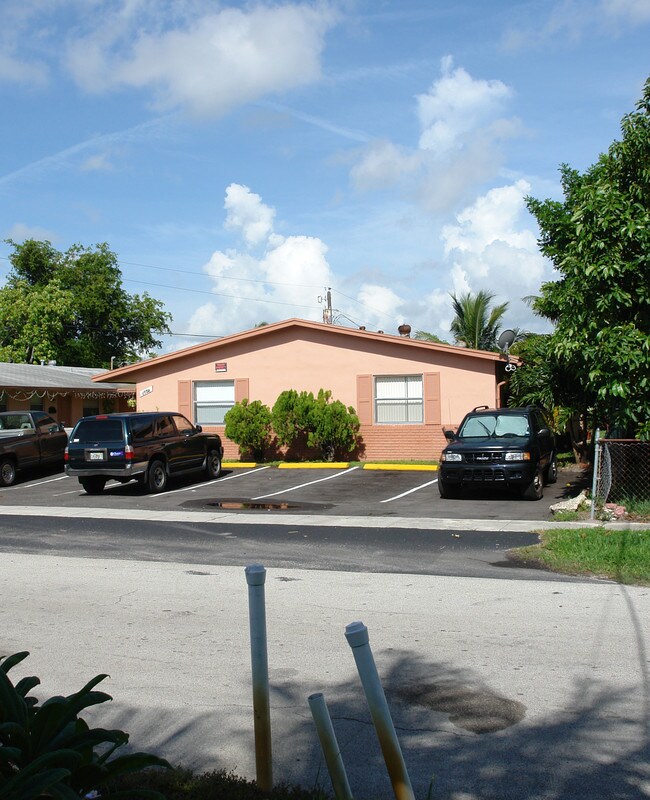 1881 NW 59th Ave in Fort Lauderdale, FL - Foto de edificio - Building Photo