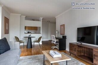 235 W 48th St in New York, NY - Building Photo - Building Photo
