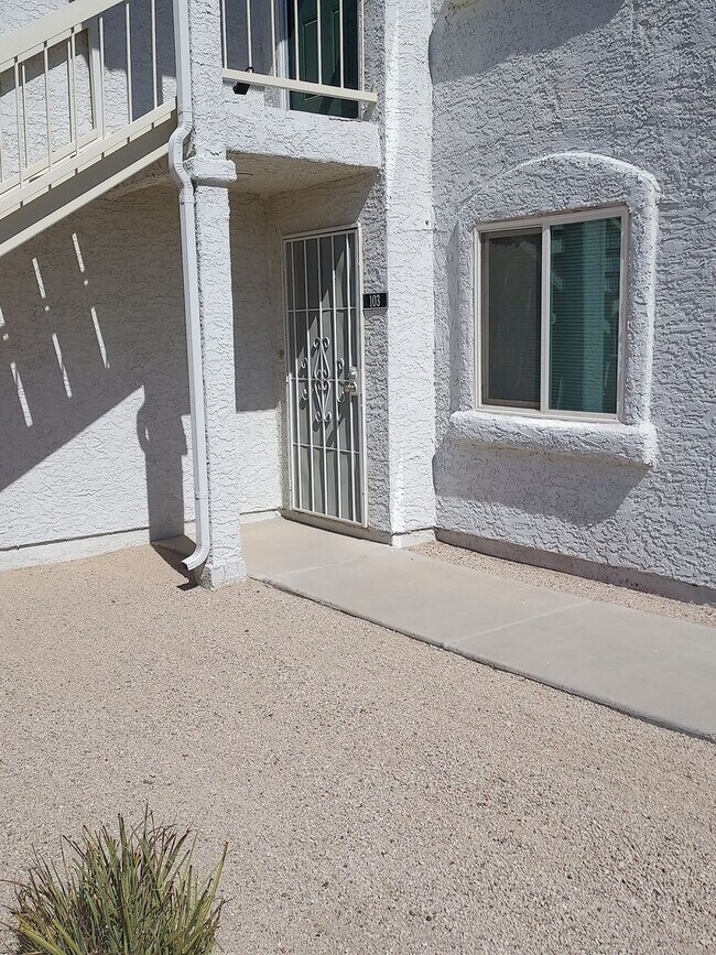 property at 1904 Las Palmas Ln