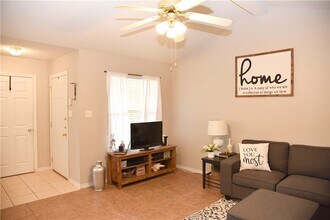 3815 Oldenburg Ln in College Station, TX - Foto de edificio - Building Photo