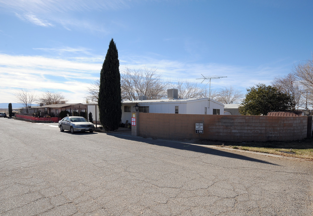 4568 W Rosamond Blvd in Rosamond, CA - Building Photo