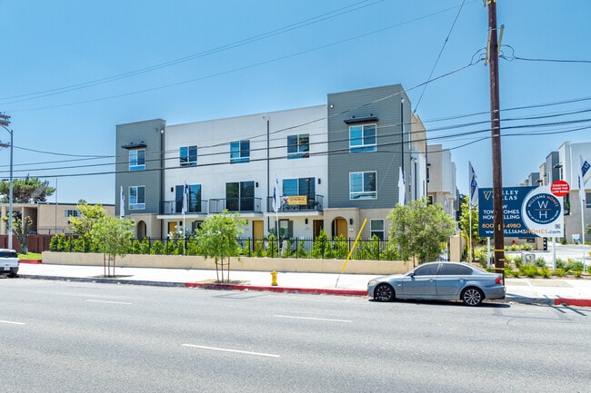 Valley Villas in North Hills, CA - Foto de edificio - Building Photo