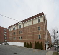 141-147 Main St in Mineola, NY - Foto de edificio - Building Photo