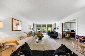 901 Cypress Grove Dr in Pompano Beach, FL - Foto de edificio - Building Photo