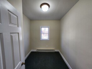 276 Berkshire Rd in Newtown, CT - Building Photo - Building Photo