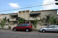 Majestic Luna in Canoga Park, CA - Foto de edificio - Building Photo