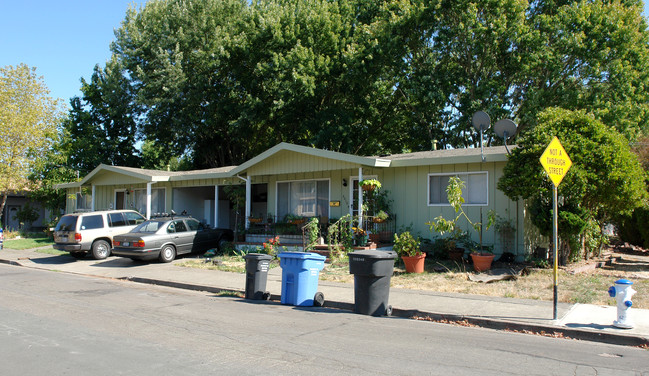 4010 Princeton Dr in Santa Rosa, CA - Foto de edificio - Building Photo