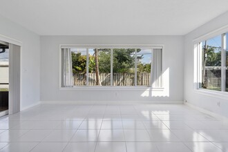 2475 NE 214th St in Miami, FL - Building Photo - Building Photo