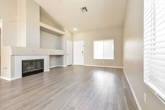 534 Rancho Del Norte Dr, Unit 300TH in North Las Vegas, NV - Building Photo - Building Photo