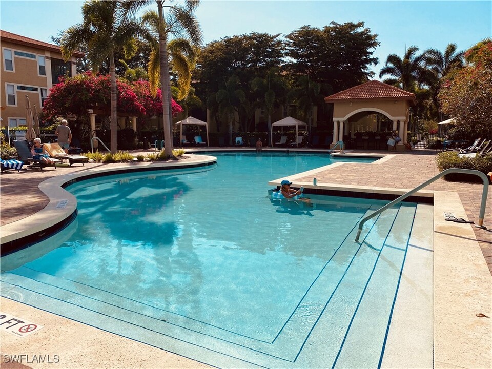 8940 Colonnades Ct E in Bonita Springs, FL - Foto de edificio