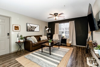 Samford Square in Auburn, AL - Building Photo - Building Photo