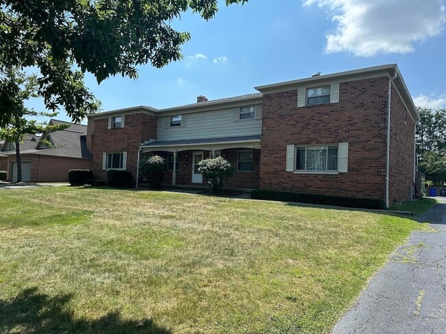 4867 Dierker Rd in Upper Arlington, OH - Foto de edificio - Building Photo