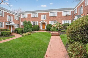 42 Nathan Hale Dr in Huntington, NY - Building Photo