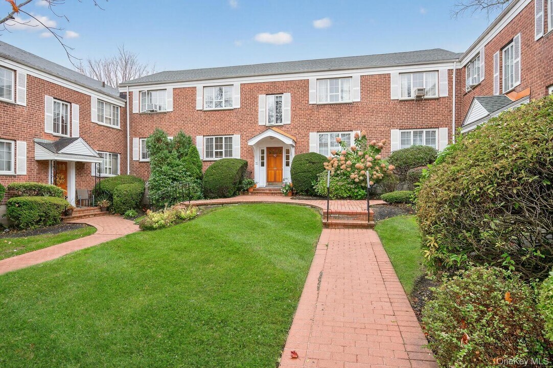 42 Nathan Hale Dr in Huntington, NY - Building Photo