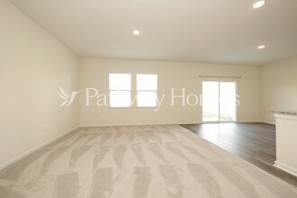 1062 Large Poppy Dr in La Vergne, TN - Building Photo - Building Photo