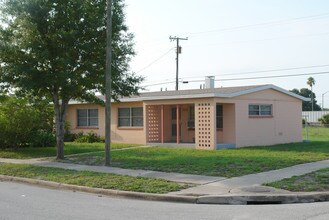 824 Clark Ct in Cocoa, FL - Foto de edificio - Building Photo