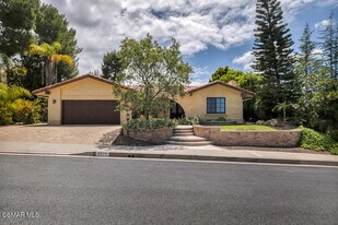 2076 Hillsbury Rd in Westlake Village, CA - Building Photo