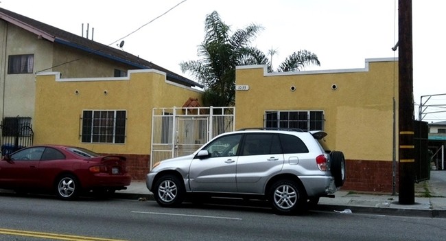 1033 S Normandie Ave in Los Angeles, CA - Foto de edificio - Building Photo