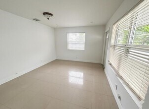 749 NW 5th Ct in Hallandale Beach, FL - Building Photo - Building Photo
