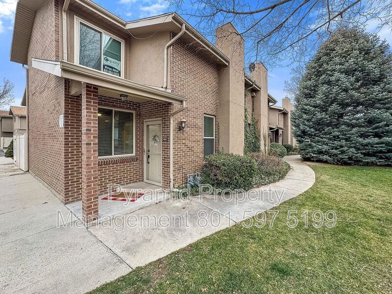 8758 Oak Park Cir in Sandy, UT - Building Photo