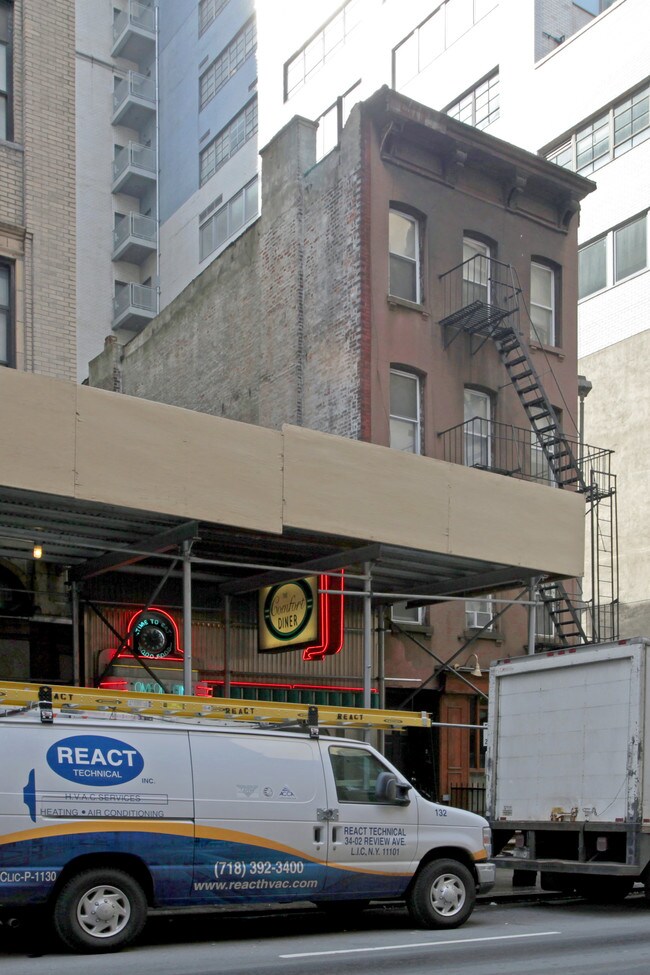 212 E 45th St in New York, NY - Building Photo - Building Photo