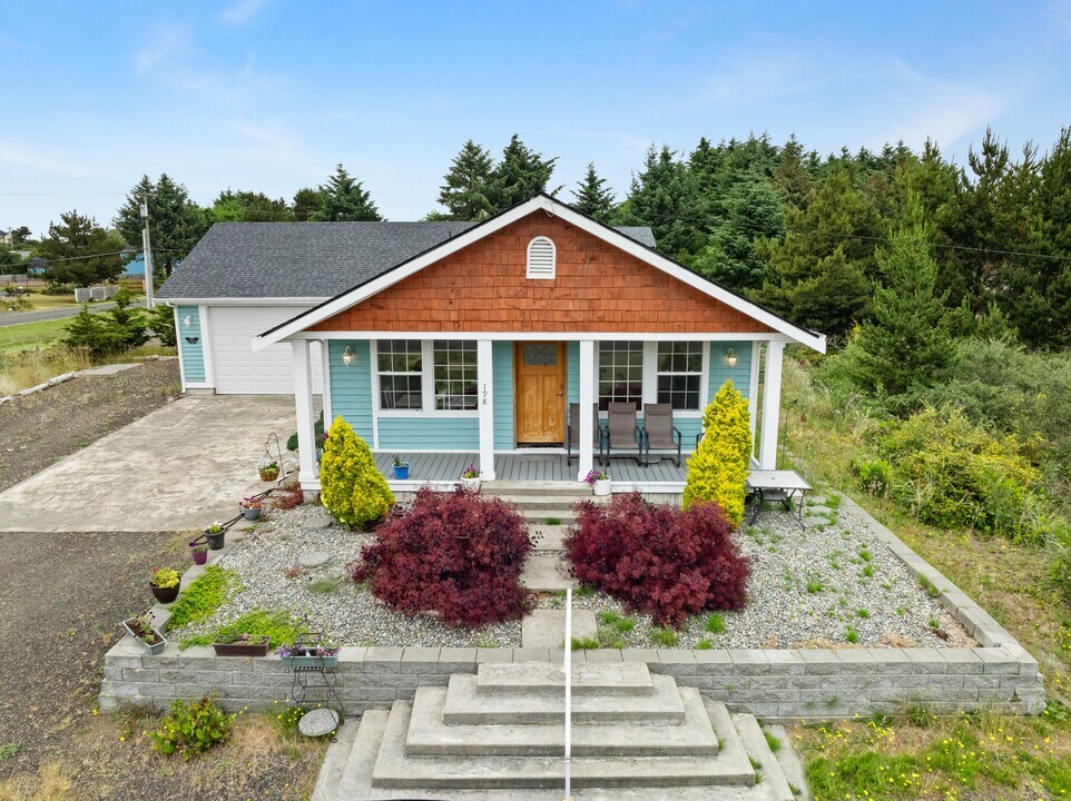 198 Clover St NW in Ocean Shores, WA - Building Photo
