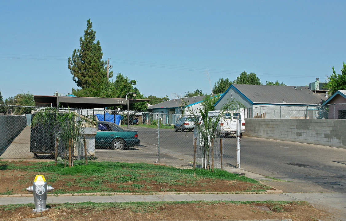 1305 N 8th St in Fresno, CA - Foto de edificio