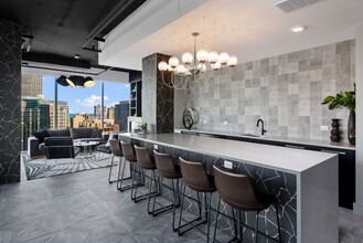 240 E Illinois St, Unit 1305 in Chicago, IL - Foto de edificio - Building Photo