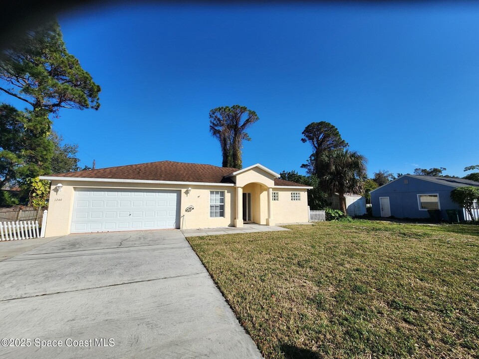 1244 Lynne Dr in Merritt Island, FL - Building Photo