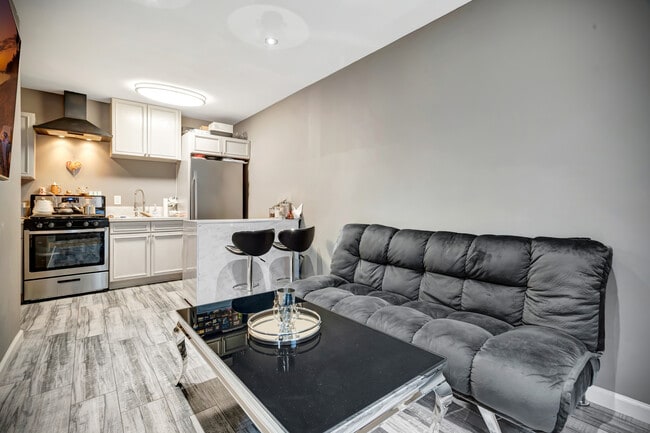 6554 Greenbush Ave in Los Angeles, CA - Building Photo - Building Photo