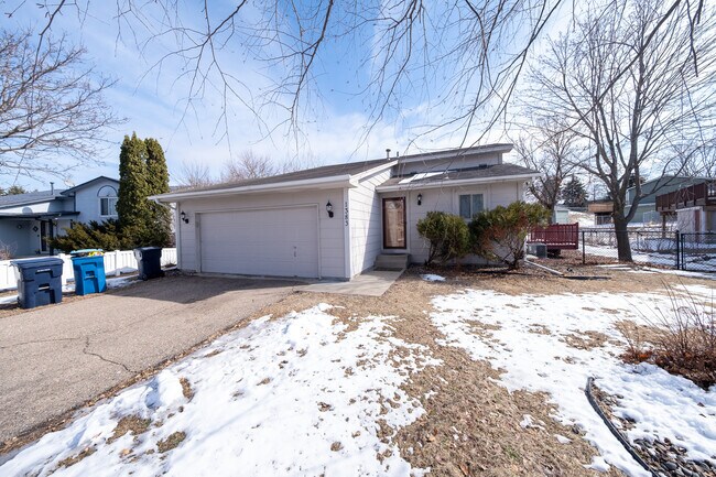 1383 Sage Ln in Shakopee, MN - Building Photo - Building Photo