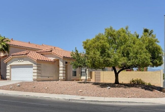 8100 W Gilmore Ave in Las Vegas, NV - Building Photo - Building Photo