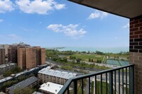 3660 N Lake Shore Dr, Unit 2002 in Chicago, IL - Foto de edificio - Building Photo