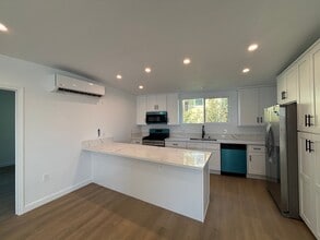 2280 S Barrington Ave, Unit 9 in Los Angeles, CA - Building Photo - Building Photo