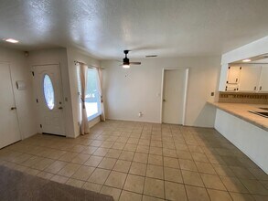 1927 S Julieann Ct in Visalia, CA - Building Photo - Building Photo