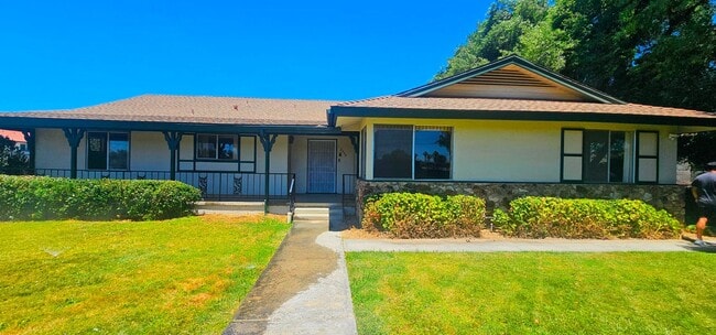 property at 2750 W Devonshire Ave