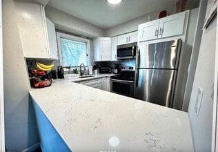 208 Broadway in Massapequa Park, NY - Foto de edificio - Building Photo