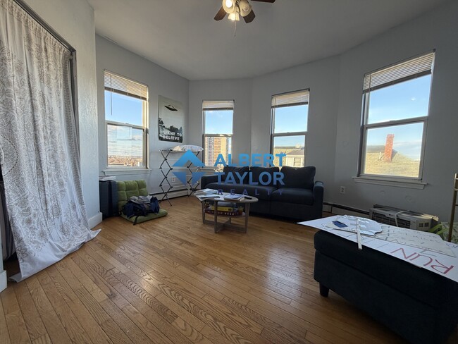 8 Eldora St, Unit 3 in Boston, MA - Foto de edificio - Building Photo