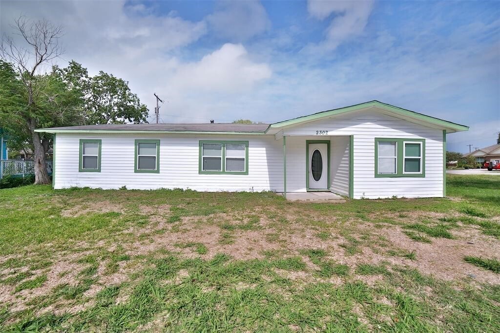 2302 35th Ave N in Texas City, TX - Building Photo