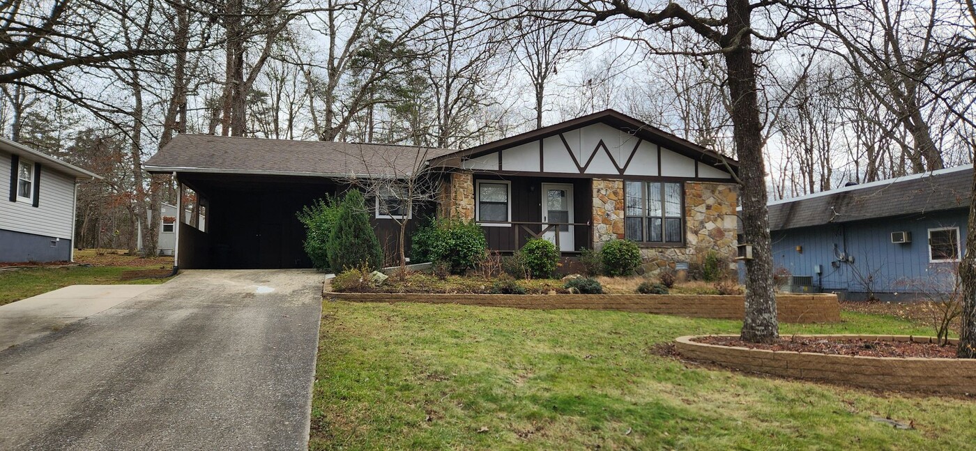 132 Lakeshire Dr in Crossville, TN - Building Photo