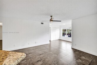 457 Vista Isles Dr in Plantation, FL - Foto de edificio - Building Photo