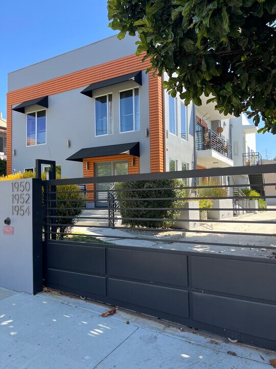 1952 N Beachwood Dr in Los Angeles, CA - Building Photo