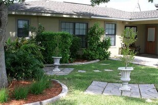 615 S F St in Harlingen, TX - Building Photo