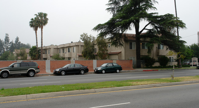 16710 Sherman Way in Van Nuys, CA - Building Photo - Building Photo